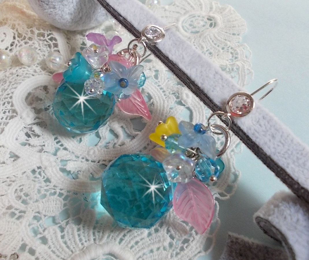 Ondine Blue BO skapt med Swarovki-krystaller og rosa harpiksblomster