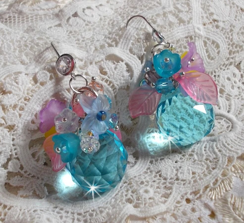 Ondine Blue BO skapt med Swarovki-krystaller og rosa harpiksblomster