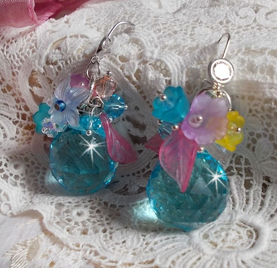Ondine Blue BO skapt med Swarovki-krystaller og rosa harpiksblomster