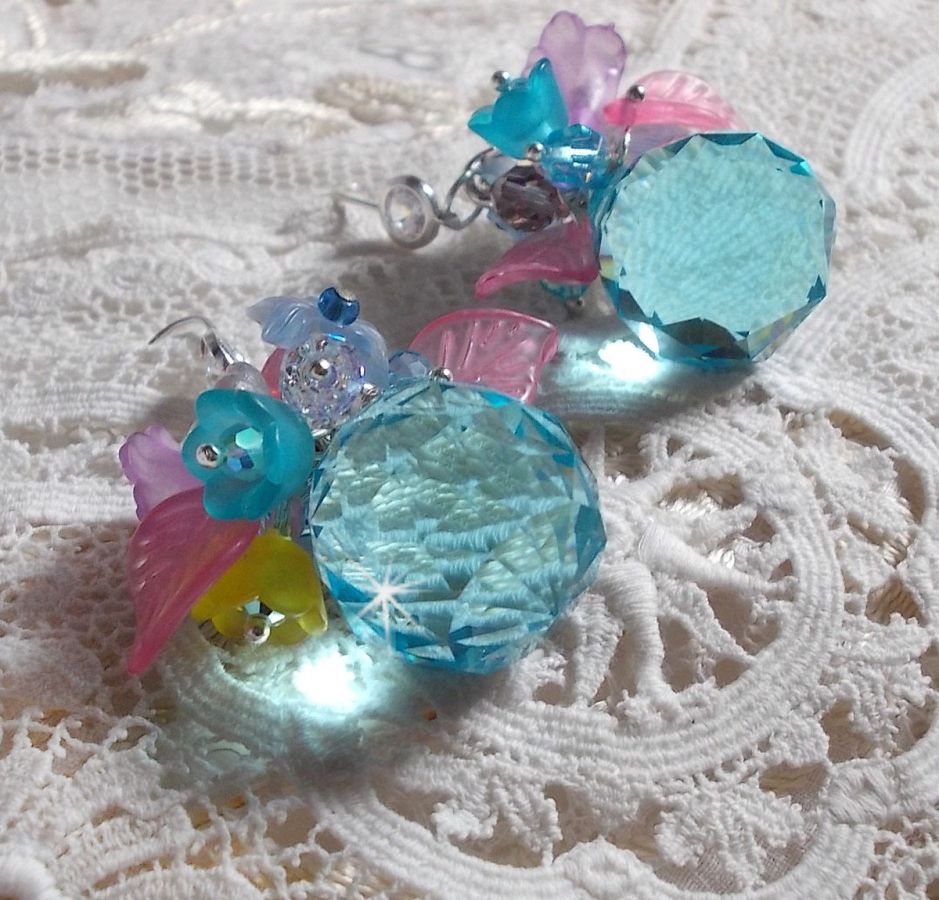 Ondine Blue BO skapt med Swarovki-krystaller og rosa harpiksblomster