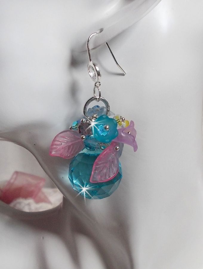 Ondine Blue BO skapt med Swarovki-krystaller og rosa harpiksblomster