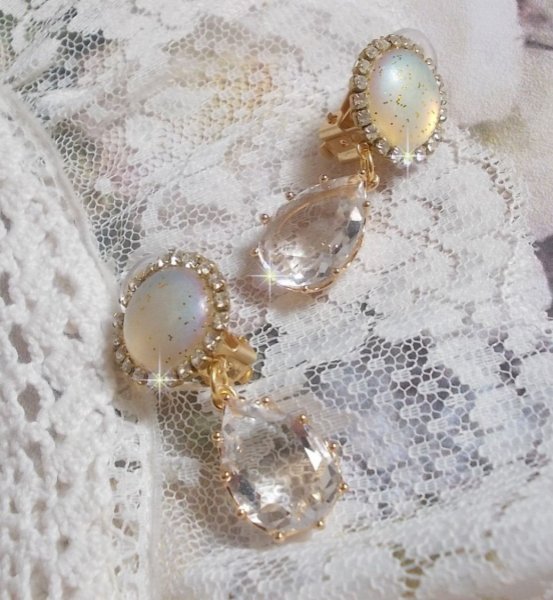 BO Orph&eacute;e avec des cabochons en verre Cristal AB paillet&eacute;s et strass&eacute;s avec les m&ecirc;mes couleurs sur des clips en Laiton o&ugrave; les pendants en forme de larme rel&egrave;vent le d&eacute;fi. Un peu de po&eacute;sie.