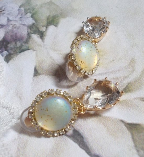 BO Orph&eacute;e avec des cabochons en verre Cristal AB paillet&eacute;s et strass&eacute;s avec les m&ecirc;mes couleurs sur des clips en Laiton o&ugrave; les pendants en forme de larme rel&egrave;vent le d&eacute;fi. Un peu de po&eacute;sie.