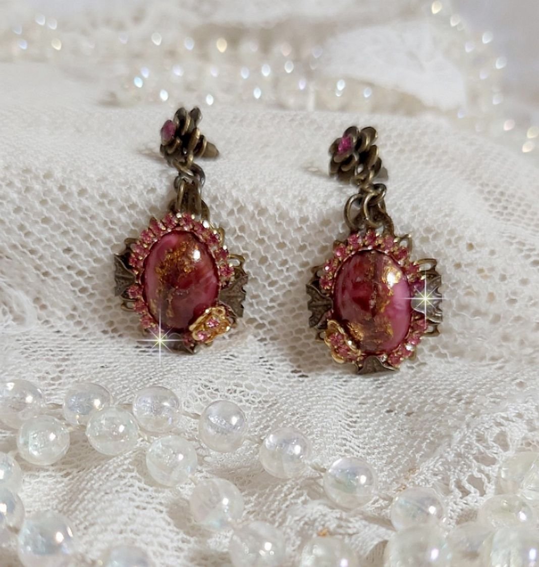 BO Pampelone Fuchsia avec cabochons ovales aux feuilles d’or, strass, cristaux, Roses, breloques papillons, estampes et clous d’oreilles en métal bronze