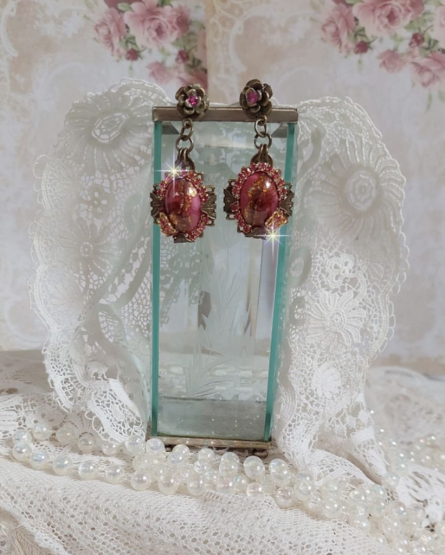BO Pampelone Fuchsia avec cabochons ovales aux feuilles d’or, strass, cristaux, Roses, breloques papillons, estampes et clous d’oreilles en métal bronze