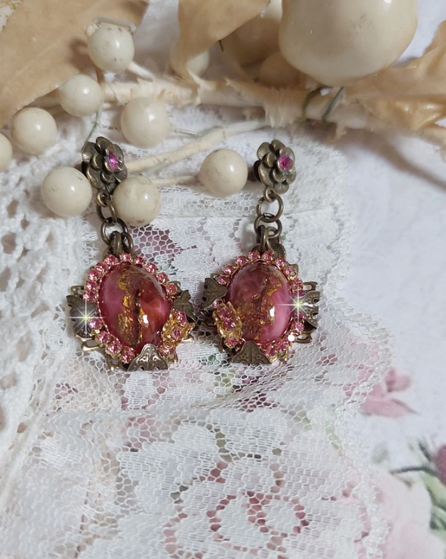 BO Pampelone Fuchsia avec cabochons ovales aux feuilles d’or, strass, cristaux, Roses, breloques papillons, estampes et clous d’oreilles en métal bronze