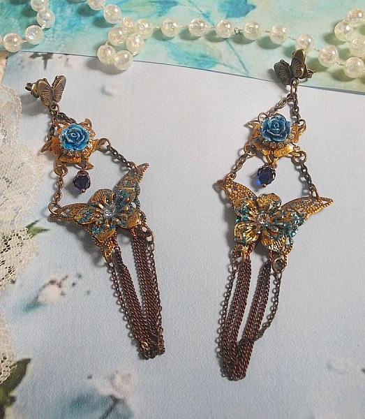 Iriserende sommerfugler laget med zirkonium, Swarovski-krystaller, Resin cabochons, diverse tilbeh&oslash;r og b&oslash;hmiske glassperler.