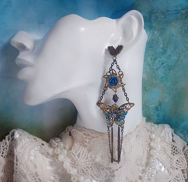 Iriserende sommerfugler laget med zirkonium, Swarovski-krystaller, Resin cabochons, diverse tilbeh&oslash;r og b&oslash;hmiske glassperler.