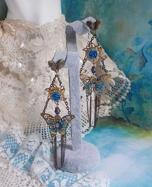 Iriserende sommerfugler laget med zirkonium, Swarovski-krystaller, Resin cabochons, diverse tilbeh&oslash;r og b&oslash;hmiske glassperler.