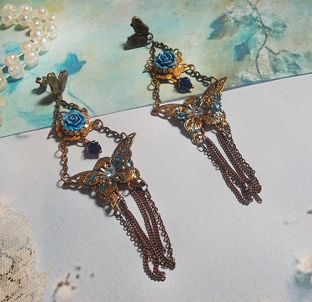 Iriserende sommerfugler laget med zirkonium, Swarovski-krystaller, Resin cabochons, diverse tilbeh&oslash;r og b&oslash;hmiske glassperler.