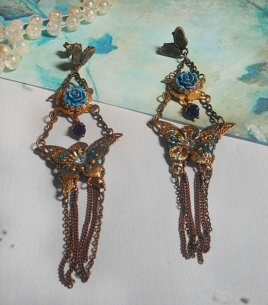 Iriserende sommerfugler laget med zirkonium, Swarovski-krystaller, Resin cabochons, diverse tilbeh&oslash;r og b&oslash;hmiske glassperler.