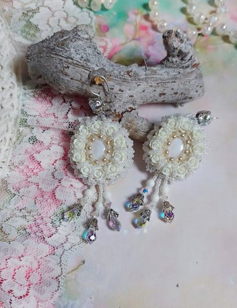 BO Nuages Blancs brod&eacute;es avec Nacre, Jade, rocailles, cuir et perles cristal Swarovski