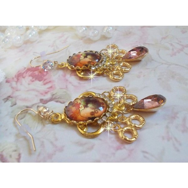 BO Paris repr&eacute;sentant une jeune femme &agrave; Paris, orn&eacute; d&rsquo;une cha&icirc;ne strass Cristal/Dor&eacute; avec des breloques, des pendants ovales Blush Rose, mont&eacute;s sur des crochets en plaqu&eacute; Or. Paris en mode vintage.