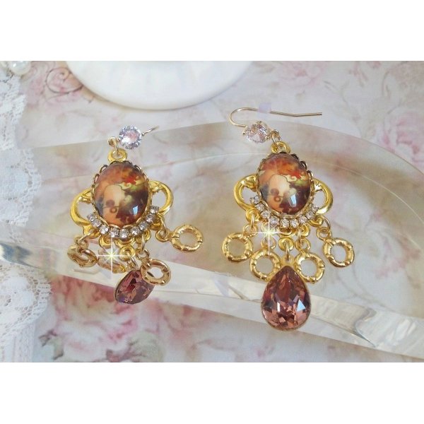 BO Paris repr&eacute;sentant une jeune femme &agrave; Paris, orn&eacute; d&rsquo;une cha&icirc;ne strass Cristal/Dor&eacute; avec des breloques, des pendants ovales Blush Rose, mont&eacute;s sur des crochets en plaqu&eacute; Or. Paris en mode vintage.