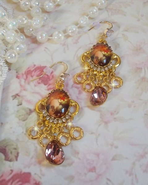 BO Paris repr&eacute;sentant une jeune femme &agrave; Paris, orn&eacute; d&rsquo;une cha&icirc;ne strass Cristal/Dor&eacute; avec des breloques, des pendants ovales Blush Rose, mont&eacute;s sur des crochets en plaqu&eacute; Or. Paris en mode vintage.