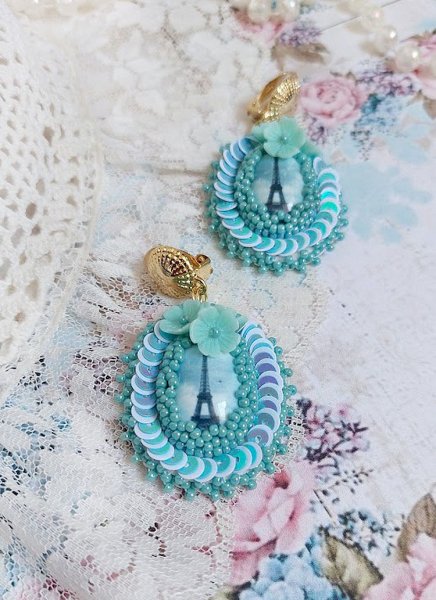 BO Parisienne brod&eacute;es avec cabochons r&eacute;sines, rocailles verres, sequins et clips en laiton