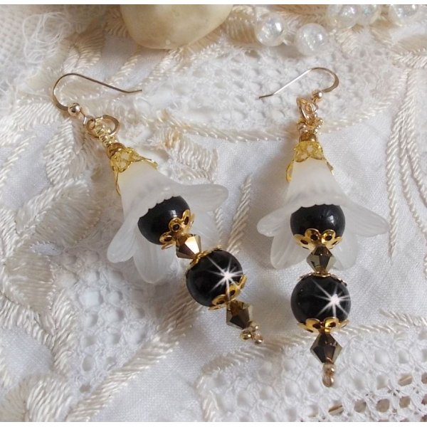 BO Passion med hvite Lucite-blomster og Swarovski-krystaller