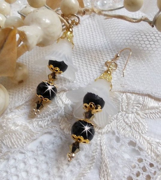 BO Passion med hvite Lucite-blomster og Swarovski-krystaller