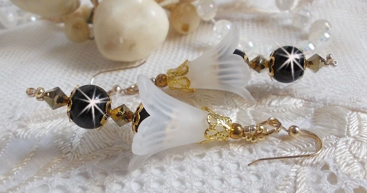 BO Passion med hvite Lucite-blomster og Swarovski-krystaller