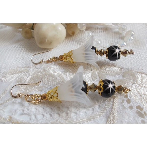 BO Passion med hvite Lucite-blomster og Swarovski-krystaller