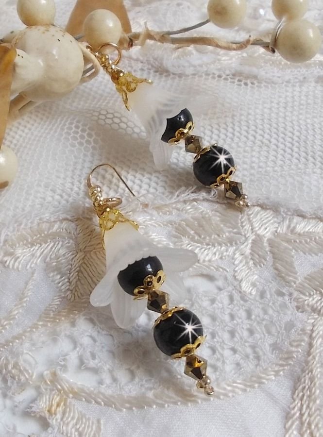 BO Passion med hvite Lucite-blomster og Swarovski-krystaller