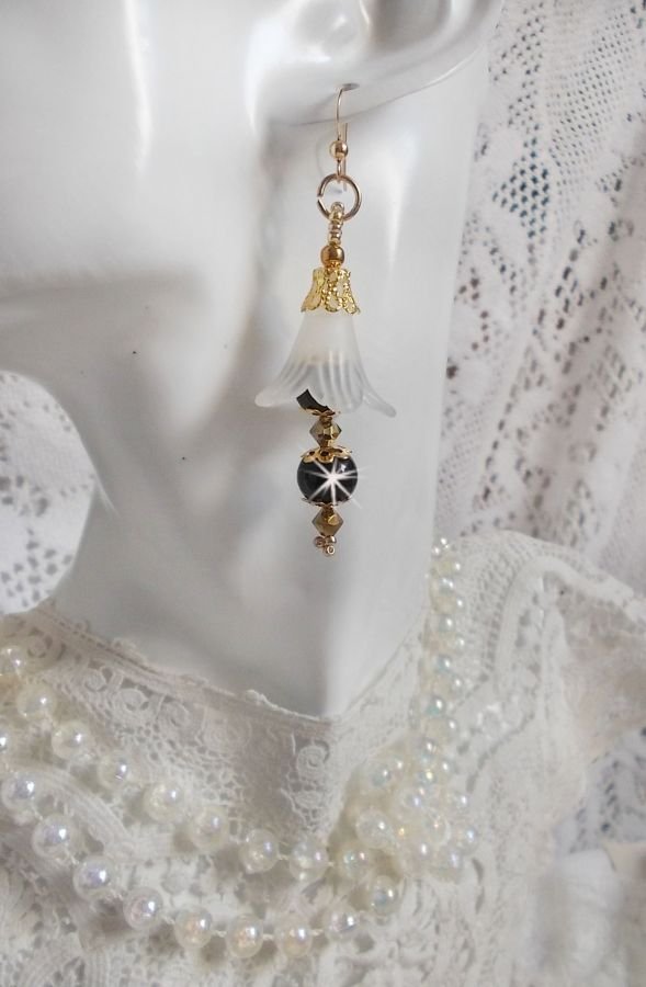 BO Passion med hvite Lucite-blomster og Swarovski-krystaller
