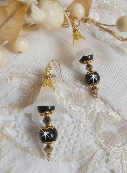 BO Passion med hvite Lucite-blomster og Swarovski-krystaller