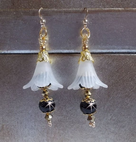 BO Passion med hvite Lucite-blomster og Swarovski-krystaller