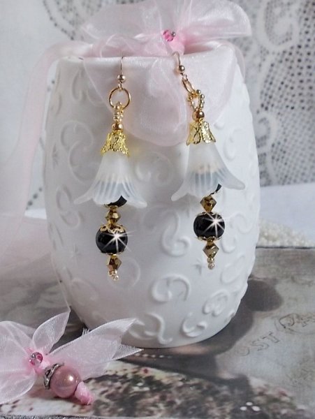 BO Passion med hvite Lucite-blomster og Swarovski-krystaller