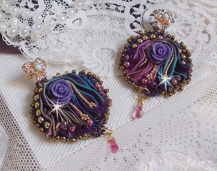 BO La Passionn&eacute;e de Venise brod&eacute;es avec un ruban de soie Purple, des Cristaux de Swarovski et des rocailles Miyuki