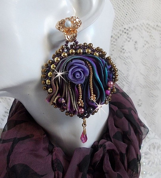 BO La Passionn&eacute;e de Venise brod&eacute;es avec un ruban de soie Purple, des Cristaux de Swarovski et des rocailles Miyuki