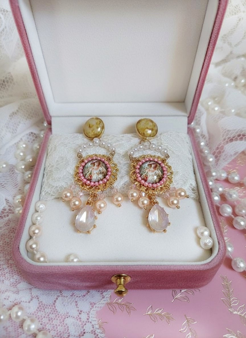 BO Pleasures Pink cr&eacute;&eacute;es avec cabochons verres, accessoires laiton et perles Cristal Swarovski