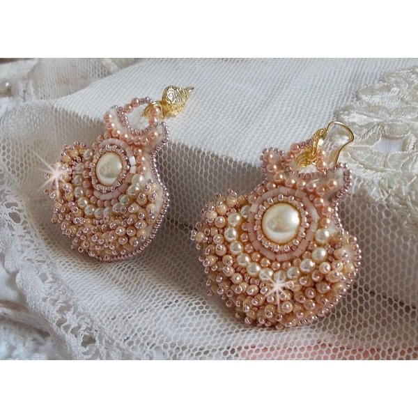 BO Poudre de Riz brodert med sm&aring; runde Swarovski krystallperler og Miyuki fr&oslash;perler 