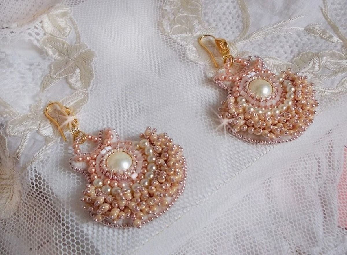 BO Poudre de Riz brodert med små runde Swarovski krystallperler og Miyuki frøperler 