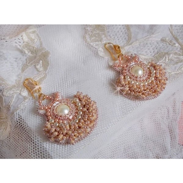 BO Poudre de Riz brodert med sm&aring; runde Swarovski krystallperler og Miyuki fr&oslash;perler 