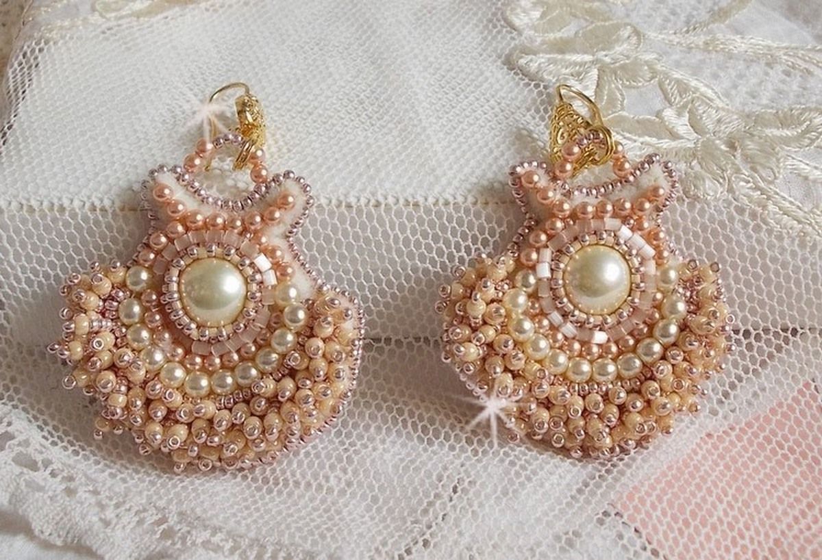 BO Poudre de Riz brodert med små runde Swarovski krystallperler og Miyuki frøperler 