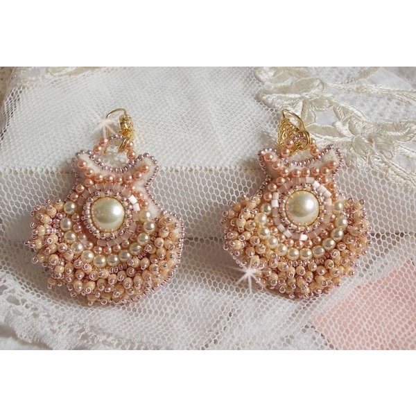 BO Poudre de Riz brodert med sm&aring; runde Swarovski krystallperler og Miyuki fr&oslash;perler 