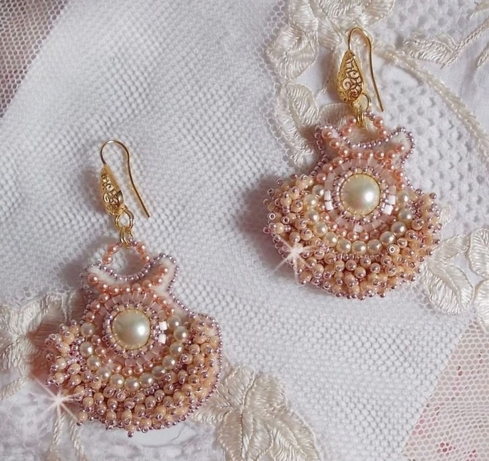 BO Poudre de Riz brodert med små runde Swarovski krystallperler og Miyuki frøperler 