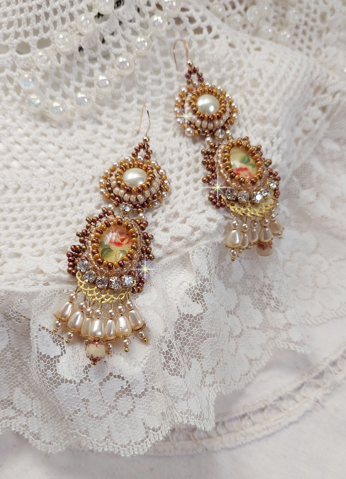 BO Reflets de Rosée er brodert med perleperler, Swarovski-krystaller og 14 karat gullfylte ørekroker.