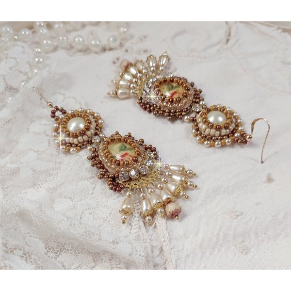 BO Reflets de Ros&eacute;e er brodert med perleperler, Swarovski-krystaller og 14 karat gullfylte &oslash;rekroker.