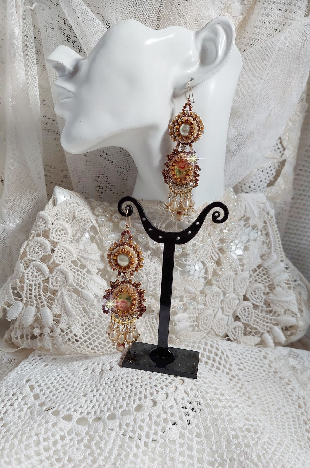 BO Reflets de Rosée er brodert med perleperler, Swarovski-krystaller og 14 karat gullfylte ørekroker.