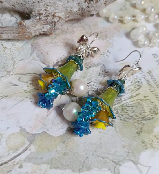 BO Regard Scintillant cr&eacute;&eacute;es avec fleurs acryliques, rondes en r&eacute;sine, cha&icirc;ne laiton et perles Cristal Swarovski