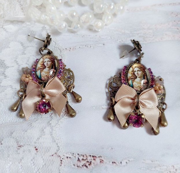 BO Reine Roses cr&eacute;&eacute;es avec cabochon verre, n&oelig;ud satin, strass, clochettes et perles Cristal Swarovski