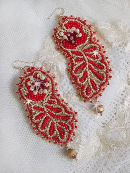 Renaissance BO brodert med Swarovski-krystaller, antikke elfenbenfasetter, Rocailles og 14 karat gullfylte kroker