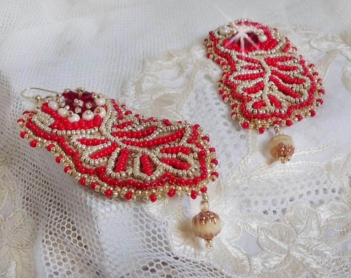 Renaissance BO brodert med Swarovski-krystaller, antikke elfenbenfasetter, Rocailles og 14 karat gullfylte kroker