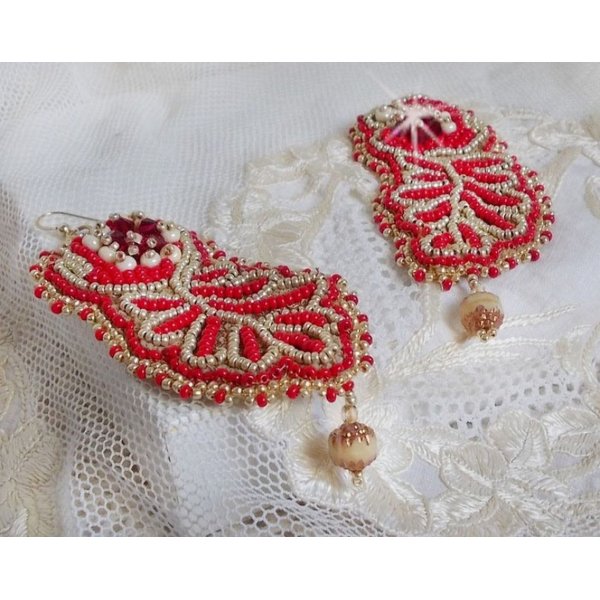 Renaissance BO brodert med Swarovski-krystaller, antikke elfenbenfasetter, Rocailles og 14 karat gullfylte kroker