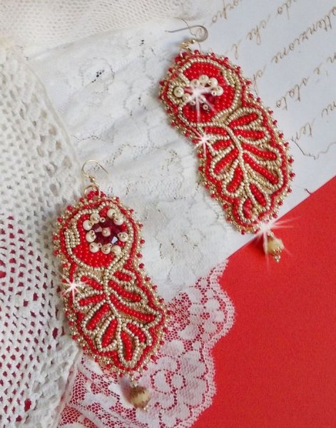 Renaissance BO brodert med Swarovski-krystaller, antikke elfenbenfasetter, Rocailles og 14 karat gullfylte kroker