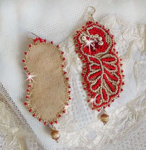 Renaissance BO brodert med Swarovski-krystaller, antikke elfenbenfasetter, Rocailles og 14 karat gullfylte kroker