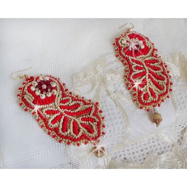 Renaissance BO brodert med Swarovski-krystaller, antikke elfenbenfasetter, Rocailles og 14 karat gullfylte kroker