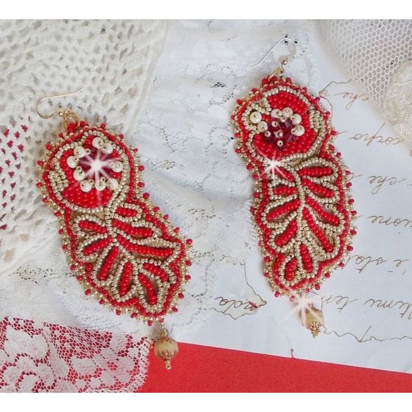 Renaissance BO brodert med Swarovski-krystaller, antikke elfenbenfasetter, Rocailles og 14 karat gullfylte kroker